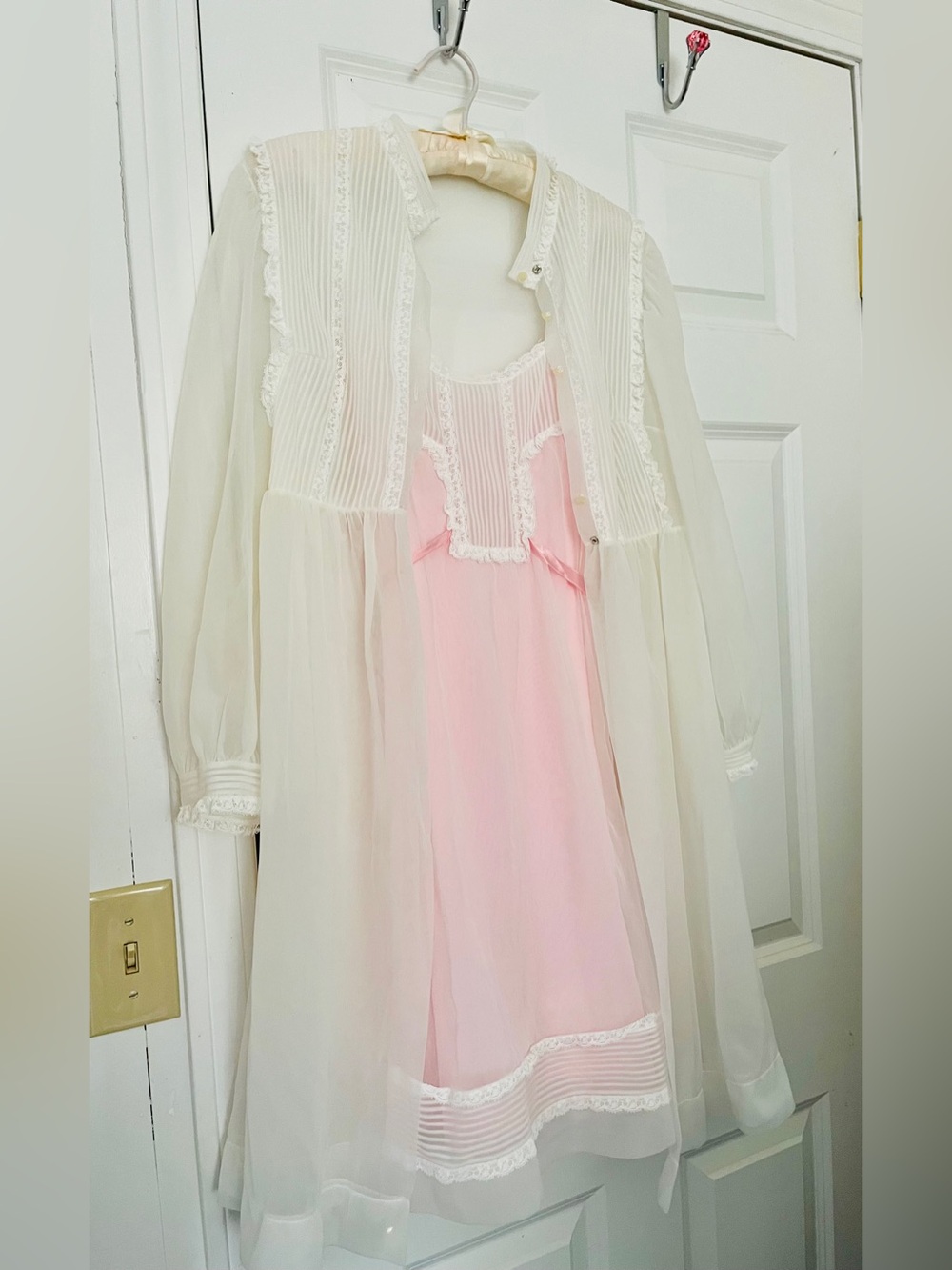 Vtg 1960s Kayser Pink Babydoll White Chiffon Peignoir Set High Neck Lace